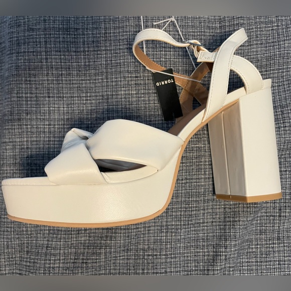 Torrid white soft-knot platform shoes - Picture 2 of 5